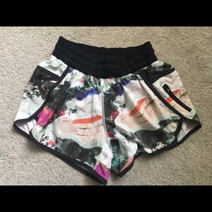 Lululemon tracker print shorts size 6
